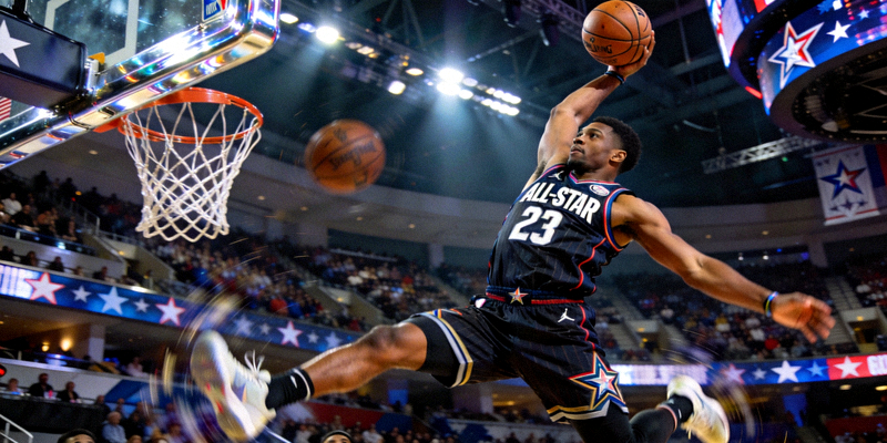 NBA全明星赛扣篮大赛 - 球员完成精彩扣篮