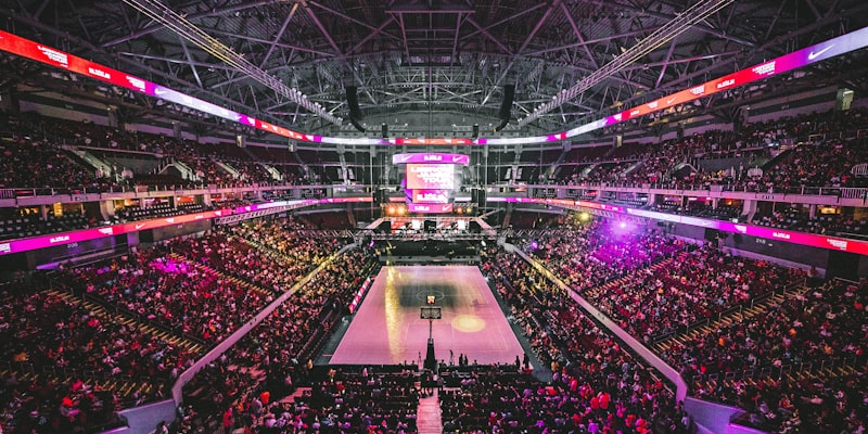 NBA常规赛激烈比赛画面 - 防守与进攻对抗