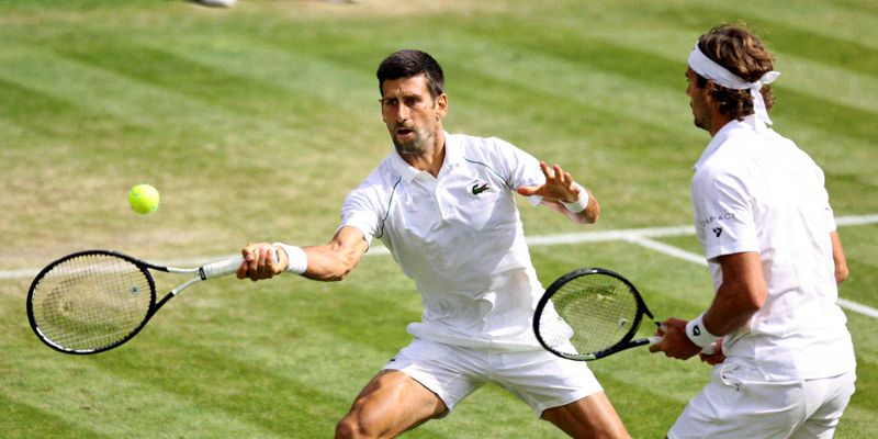 温布尔登网球锦标赛决赛 - 球员在草地上击球